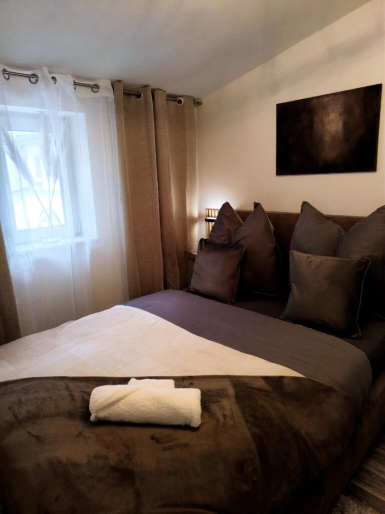 Einrichtung_Schalfzimmer_Bett_Weitansicht